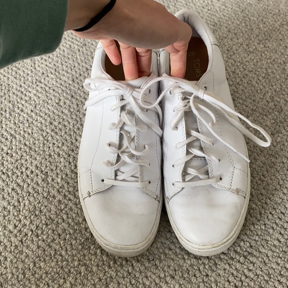 TOMS women’s size 8.5 white leather sneakers